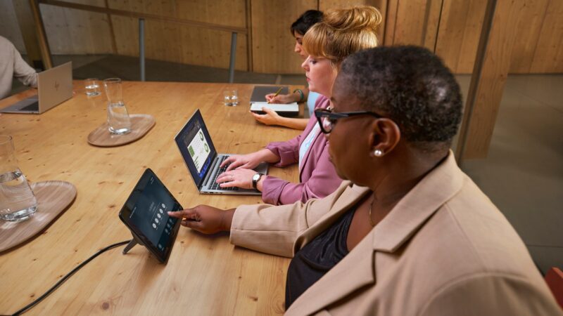 HP EliteBook 650 G10 i7-1370P 15.6"FHD IPS 250nits AG 16GB SSD512 51Wh Iris Xe W11Pro Pike Silver