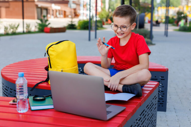 „Back to School 2025 – Kompletny przewodnik po sprzęcie technologicznym dla ucznia i studenta” 2 „Back to School 2025 – Kompletny przewodnik po sprzęcie technologicznym dla ucznia i studenta”