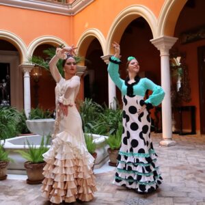 Canon EOS R10 | 24.2 MP | 4K UHD + RF-S 18-45mm IS STM