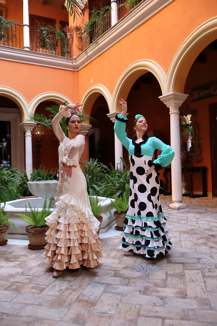 Canon EOS R10 | 24.2 MP | 4K UHD + RF-S 18-45mm IS STM