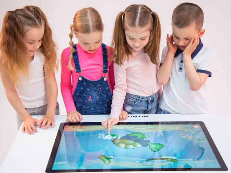 Stół interaktywny INTBOARD STYLE 32″ na Android + Zestaw programów edukacyjnych INTBOARD BRAINY